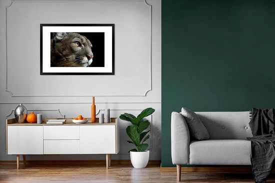 Photo encadrée - Puma sur fond noir cadre photo noir avec passe partout blanc 60x90 90x60 cm - Affiche encadrée (Décoration murale salon / chambre)