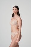 Vrouw in beige beha met ruitpatroon en strikjes, en een bijpassende slip. Kanten details op de beha.