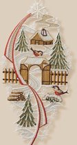 Artisanale - Kerstdecoratie - Raam - Raamhanger in kant - Huisje in winterlandschap