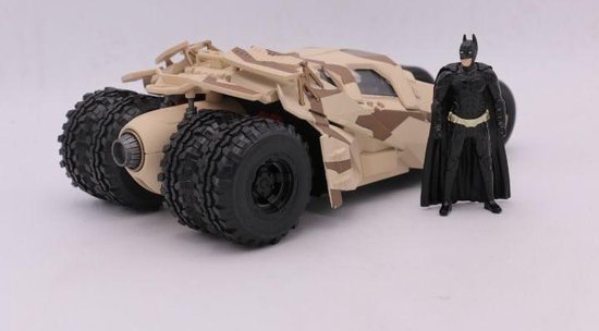 Camouflage Batmobile met Batman-figuur ernaast, focus op achterwielen.