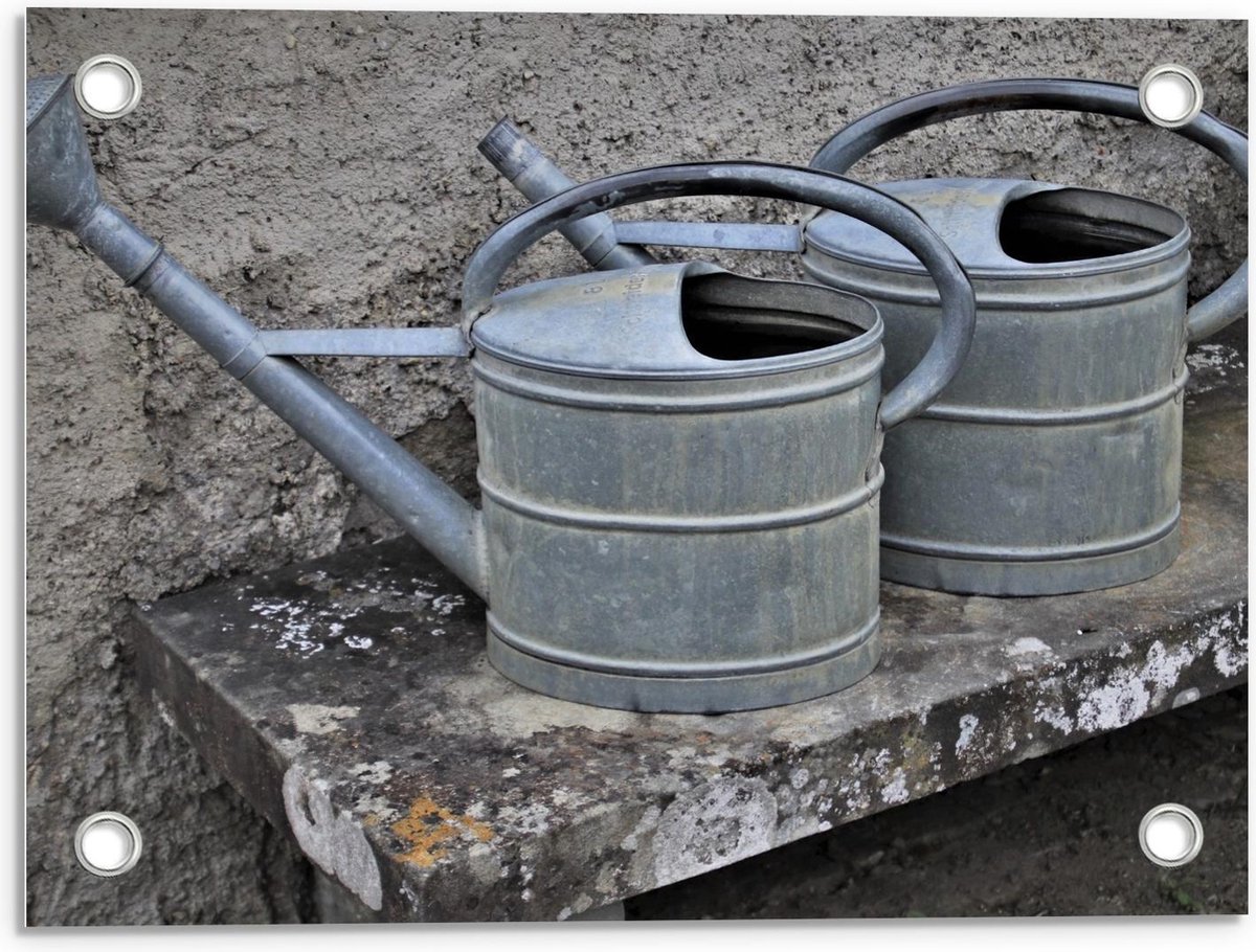 Tuinposter – Twee Grijze Gieters op Stenen Bankje - 40x30cm Foto op Tuinposter  (wanddecoratie voor buiten en binnen)