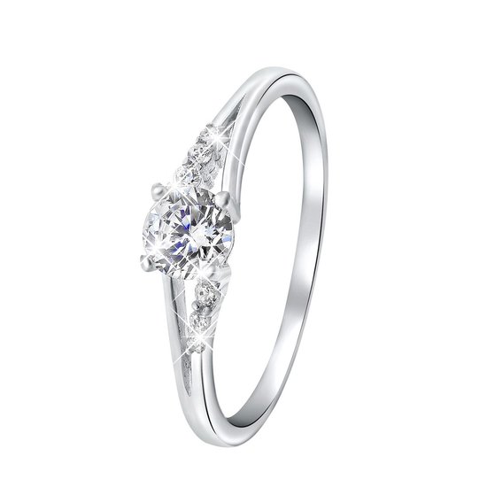 Bague argentée avec une zircone centrale et de plus petites pierres sur le corps de la bague.