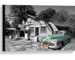 Canvas  - Groene Auto bij Schuur Zwart - Wit  - 60x40cm Foto op Canvas Schilderij (Wanddecoratie op Canvas)