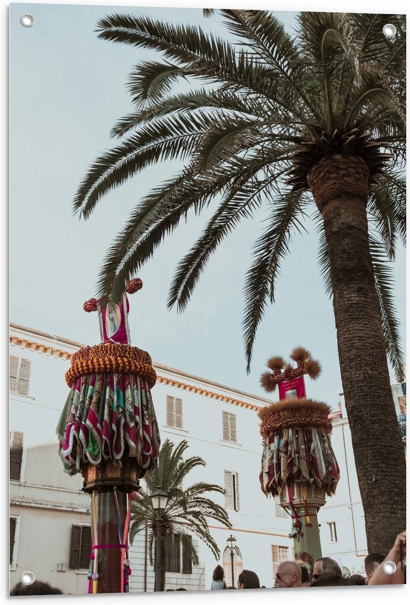 Tuinposter – Palmboom met Versierde Palen - 60x90cm Foto op Tuinposter (wanddecoratie voor buiten en binnen)
