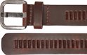 Close-up van een bruine leren riem met een metalen gesp en perforaties.