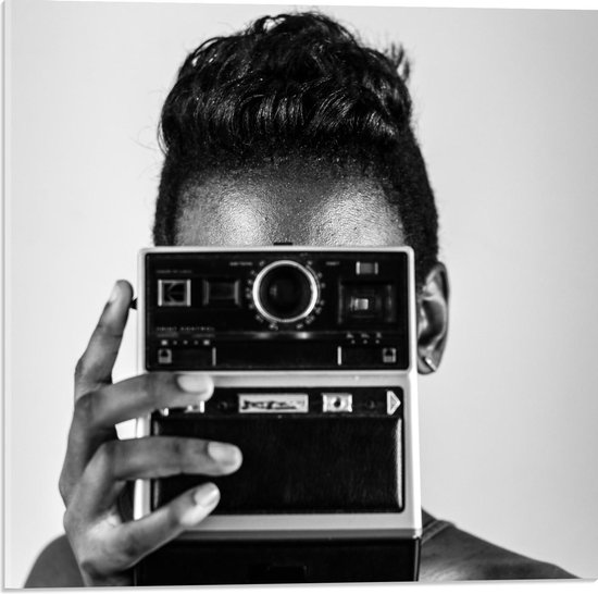 Acrylglas - Vrouw met Oude Camera (zwart/wit) - 50x50cm Foto op Acrylglas (Met Ophangsysteem)