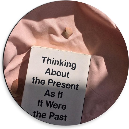 Dibond Wandcirkel - Tekst: ''Thinking About the Present As If It Were the Past'' - 30x30cm Foto op Aluminium Wandcirkel (met ophangsysteem)