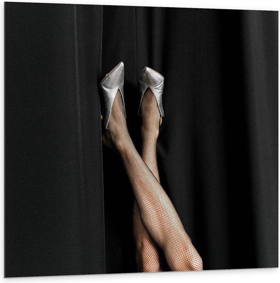 Dibond - Benen met Net Panty en Hakken - 100x100cm Foto op Aluminium (Met Ophangsysteem)