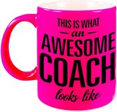 This is what an awesome coach looks like tekst cadeau mok / beker - neon roze - 330 ml - Coach / trainer kado
