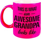 Awesome grandpa / opa cadeau mok / beker neon roze 330 ml