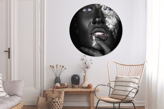Femme à la lueur argentée avec main Cercle mural aluminium ⌀ 140 cm