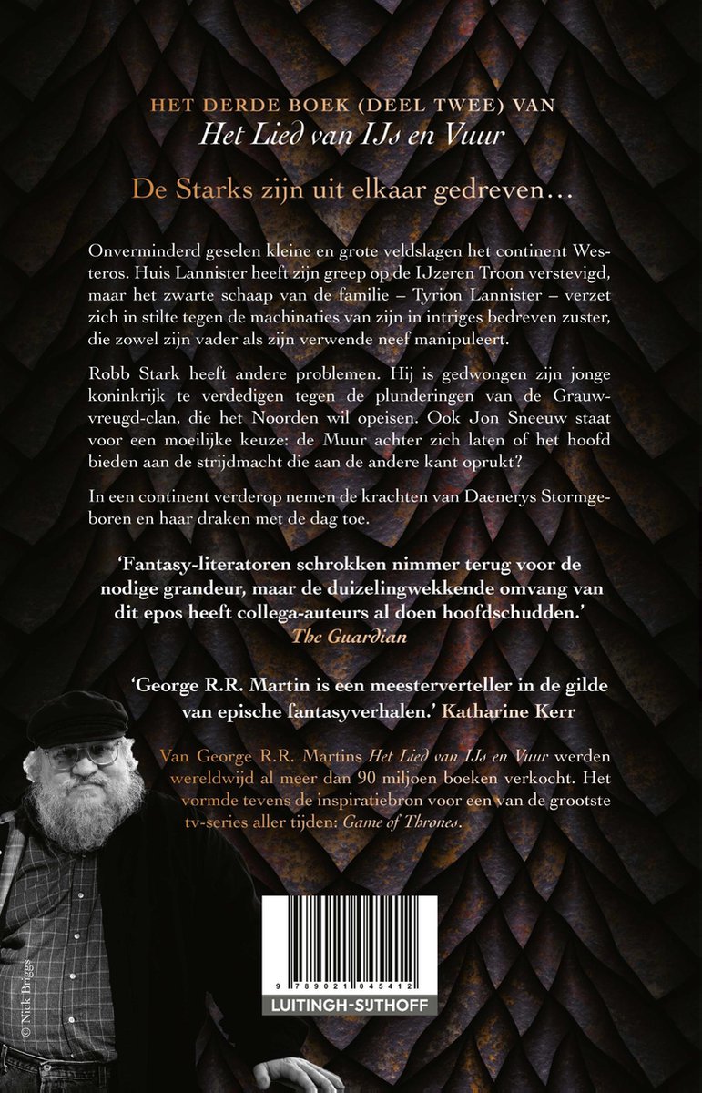 Een oudere man met een grijze baard en witte haren, gekleed in een zwart shirt. Op de achtergrond staat 'Het Derde Boek (Deel Twee) van Het Lied van IJs en Vuur', met de tekst 'De Starks zijn uit elkaar gedreven...'.