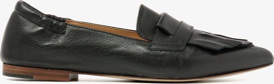 Zwarte leren VIA VAI loafer met franjes, van de zijkant bekeken.