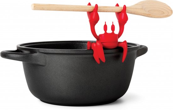 Rode krab-lepelhouder met een houten lepel, boven een zwarte pan.