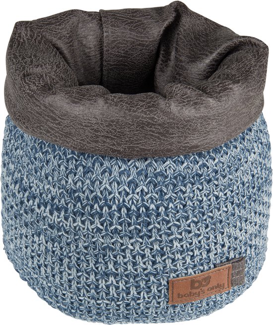 Gebreid commodemandje in jeans/grijs mêlee met een bruine, leren rand. Het merk 'baby's only' is zichtbaar op een label.
