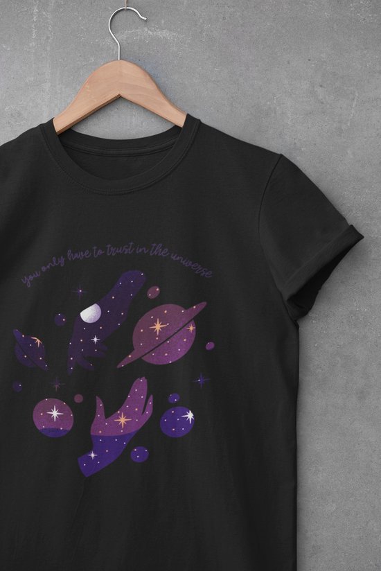 Shirt - You only need to trust the universe - Wurban Wear | Grappig shirt | Leuk cadeau | Unisex tshirt | Mindfulness | Horoscoop | Spiritualiteit | Universum | Manifesteren | Wit & Zwart