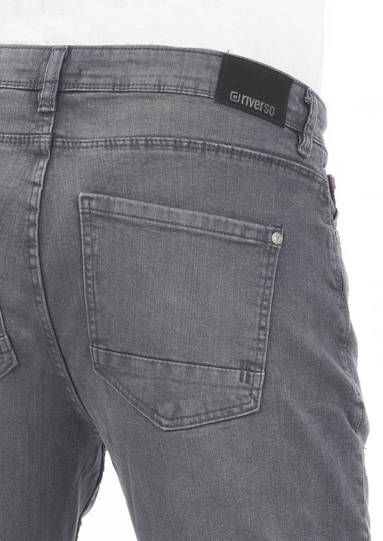 Grijze denim jeans met een zwart Riverso label op de achterkant.
