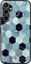 Casimoda® hoesje - Geschikt voor Samsung Galaxy S23 FE - Blue Cubes - Zwart TPU Backcover - Marmer - Blauw