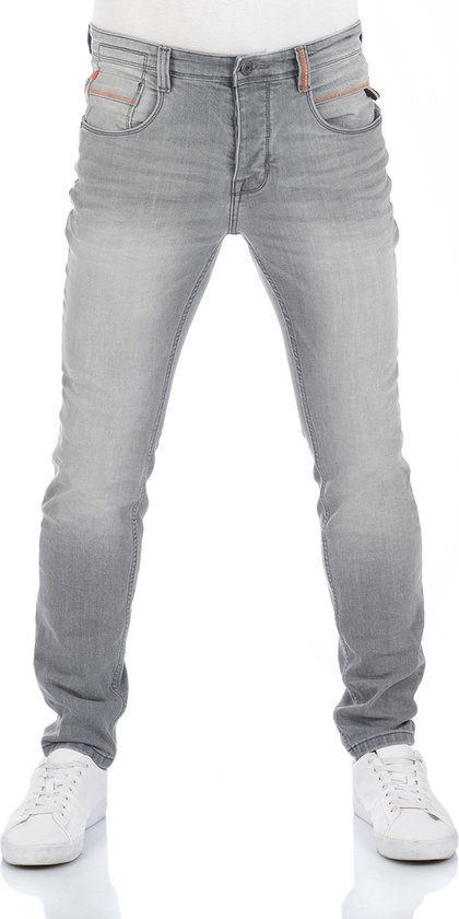 Man in grijze slim fit spijkerbroek met oranje details op de zakken.