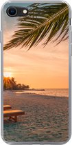 Geschikt voor iPhone SE 2020 hoesje - Strand - Strandstoel - Zonsondergang - Siliconen Telefoonhoesje
