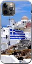 Geschikt voor iPhone 13 Pro hoesje - Vlag van Griekenland tussen de witte huisjes - Siliconen Telefoonhoesje
