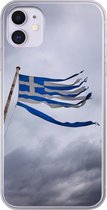 Geschikt voor iPhone 11 hoesje - Versnipperde Griekse vlag waait in een sterke wind - Siliconen Telefoonhoesje