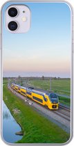 Geschikt voor iPhone 11 hoesje - Een trein rijdt door een landschap - Siliconen Telefoonhoesje