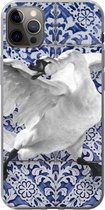 Geschikt voor iPhone 12 Pro Max hoesje - Zwaan - Kunst - Delfts blauw - Schilderij - Oude meesters - Siliconen Telefoonhoesje