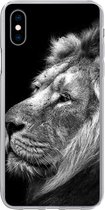 Geschikt voor iPhone Xs hoesje - Leeuw tegen zwarte achtergrond in zwart-wit - Siliconen Telefoonhoesje