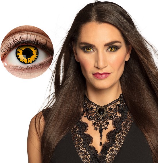 Model met lang bruin haar en zwarte kanten halsketting, draagt gele contactlenzen met zwart patroon.