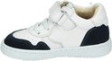Witte leren sneaker met donkerblauwe suède accenten. Zijaanzicht.