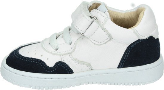 Witte leren sneaker met donkerblauwe suède accenten. Zijaanzicht.