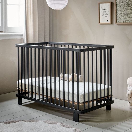 Petite Amélie Ledikant hout 60x120 cm - Inklapbaar baby bed perfect voor beperkte ruimtes - 3 Hoogte instellingen van Lattenbodem - Stevig Massief Houten Bed - Zwart - Origami Collectie
