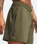 Legergroene sportshort met elastische tailleband, met "UNDER ARMOUR" in zwarte letters op de zijkant.