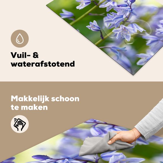 KitchenYeah® Inductie beschermer 80x52 cm - Een close-up van piekfijne sterhyacinten - Kookplaataccessoires - Afdekplaat voor kookplaat - Inductiebeschermer - Inductiemat - Inductieplaat mat