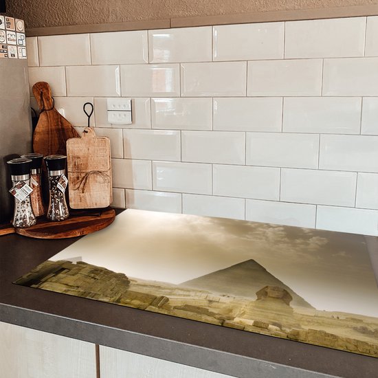 KitchenYeah® Inductie beschermer 81.6x52.7 cm - De Sfinx van Gizeh en piramide in een zandstorm - Kookplaataccessoires - Afdekplaat voor kookplaat - Inductiebeschermer - Inductiemat - Inductieplaat mat