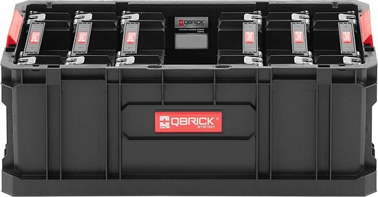 Zwarte Qbrick gereedschapskist met rode handgrepen, close-up van de voorkant.
