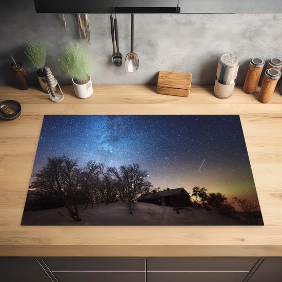 KitchenYeah® Inductie beschermer 81.6x52.7 cm - Sterrenhemel - Landschap - Zweden - Sneeuw - Winter - Kookplaataccessoires - Afdekplaat voor kookplaat - Inductiebeschermer - Inductiemat - Inductieplaat mat