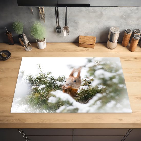 KitchenYeah® Inductie beschermer 81.2x52 cm - Eekhoorn - Den - Sneeuw - Kookplaataccessoires - Afdekplaat voor kookplaat - Inductiebeschermer - Inductiemat - Inductieplaat mat
