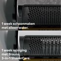 Detail van een scheerkop: bovenste deel 1 week schoongemaakt met water, onderste deel 1 week gereinigd met Braun 3-in-1 ShaverCare.