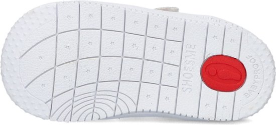 Zool van witte sneaker met ruitpatroon, sterren, 'SHOESME' en een rode cirkel. 'BABYPROOF' op de rand.