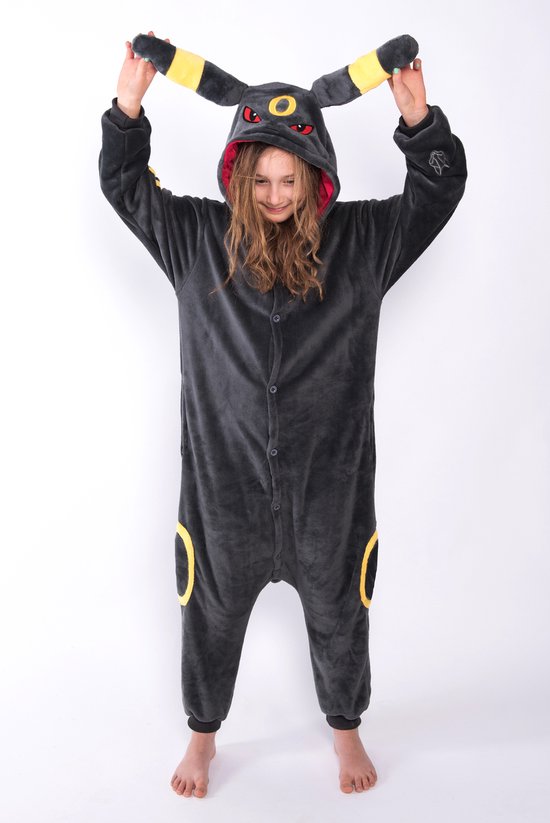 Meisje met een zwarte onesie in Umbreon-stijl, met capuchon en gele accenten. Ze houdt de oren omhoog.