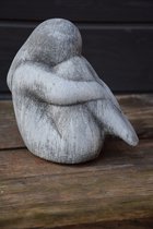 Femme agenouillée, statue moderne en béton