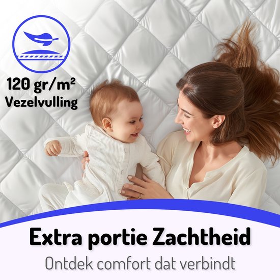Vrouw en baby op een gewatteerde witte matrasbeschermer. 120 gr/m² vezelvulling voor extra zachtheid.