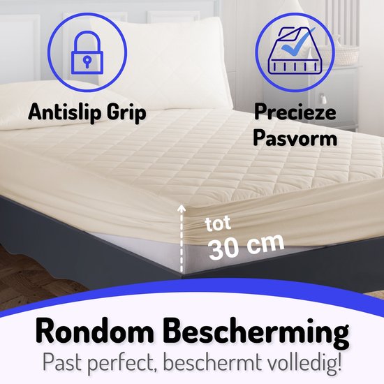 Beige hoeslaken op bed, met 'Antislip Grip' en 'Precieze Pasvorm' tekst, tot 30 cm diep.