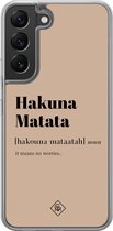 Casimoda® hoesje - Geschikt voor Samsung Galaxy S22 - Hakuna Matata - 2-in-1 case - Schokbestendig - Tekst - Verhoogde randen - Bruin/beige, Transparant