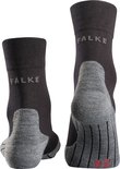 Chaussettes de sport Falke noires avec talons et détails gris, logo FALKE sur la tige.