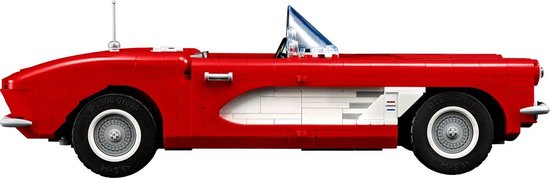 Zijaanzicht van een rode LEGO Chevrolet Corvette cabriolet met witte details en zilverkleurige velgen.