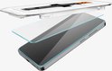 Un protecteur d'écran Spigen Glas.tR EZ Fit avec kit d'installation pour un smartphone.