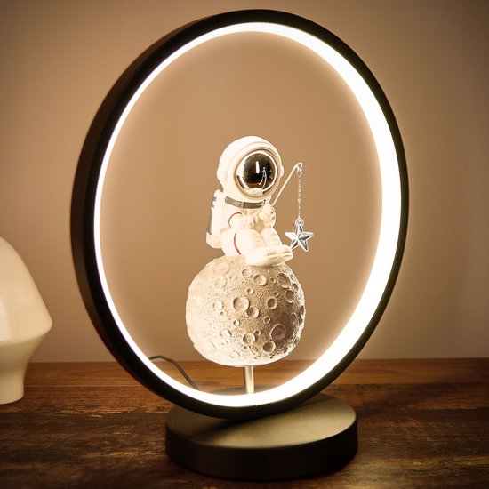 BRUBAKER Astronaut op de maan met Hengel - 32 cm tafellamp met LED-ring - ruimte bedlampje met indirecte verlichting en USB-C stekker - handbeschilderde moderne ruimtevaart decoratieve lamp - Maanlamp